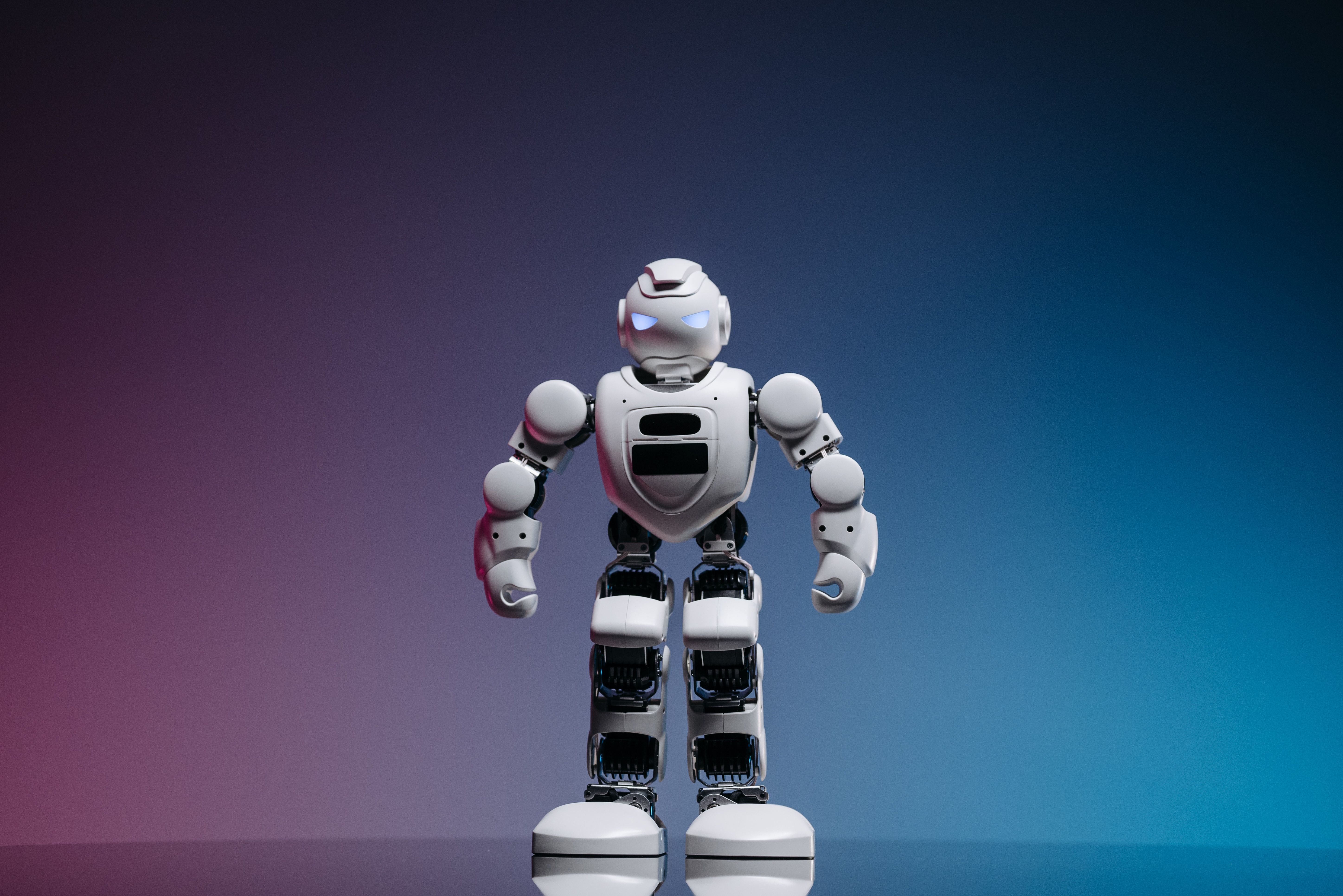 KI Beratung Deutschland: humanoider Roboter vor blauem Hintergrund